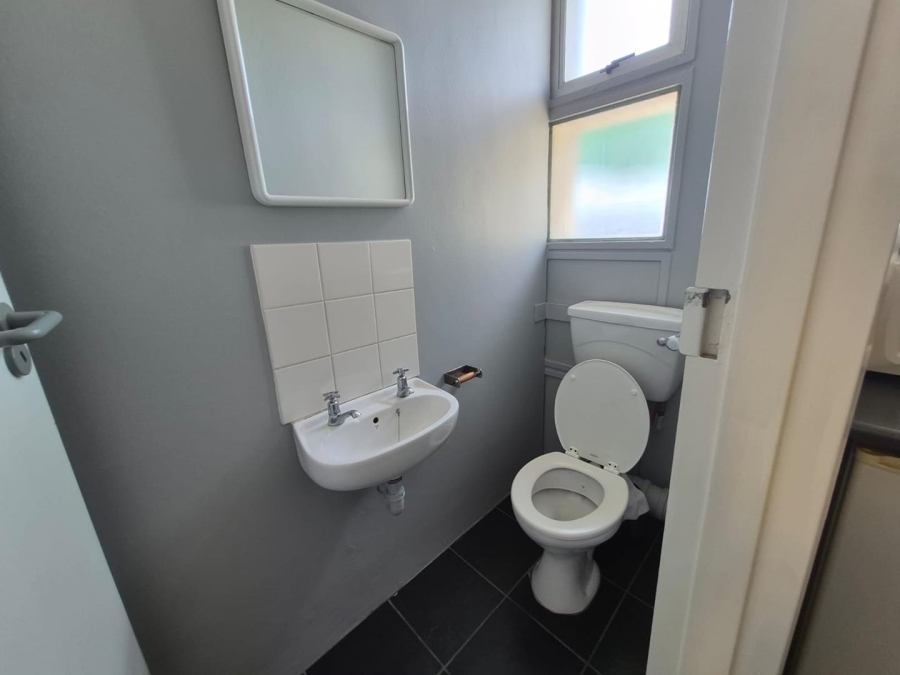 To Let Commercial Property for Rent in Pinelands Western Cape